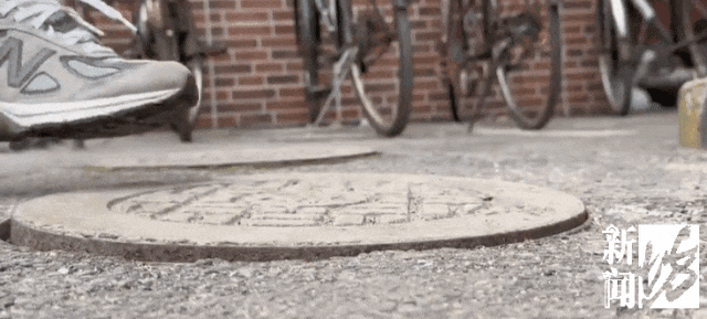 太夸张!上海人比比谁家楼下井盖多!有人家门口100个<strong></p>
<p>金信诺股票</strong>,“走路难!到处都像贴膏药”...