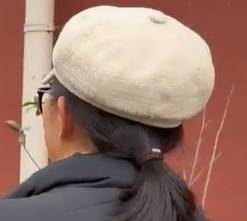 太夸张!上海人比比谁家楼下井盖多!有人家门口100个<strong></p>
<p>金信诺股票</strong>,“走路难!到处都像贴膏药”...