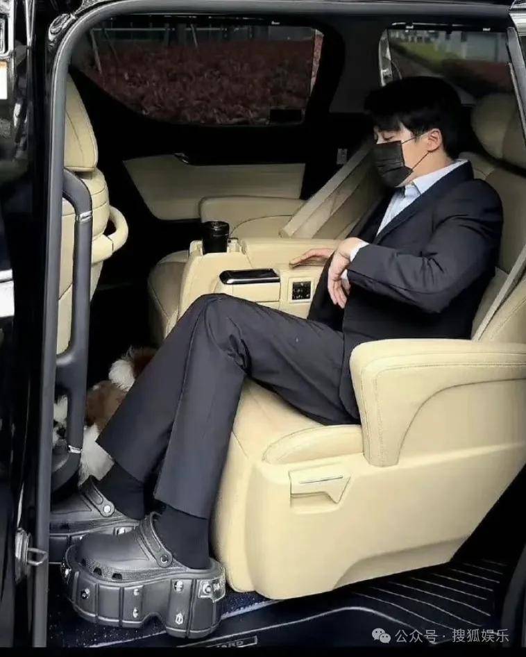 刚开年又曝一对相差15岁的恋情？他这一周两段绯闻真是连环暴击啊<strong></p>
<p>中国重汽股票</strong>！