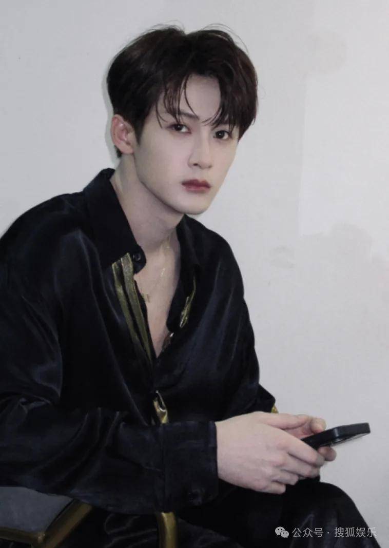 刚开年又曝一对相差15岁的恋情？他这一周两段绯闻真是连环暴击啊<strong></p>
<p>中国重汽股票</strong>！