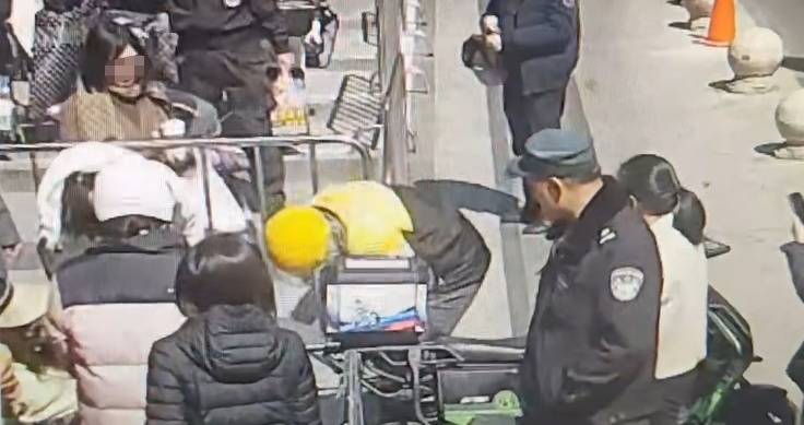 上海一外卖员送餐途中三个订单超时，平台：撤销违规记录，还要发奖金！