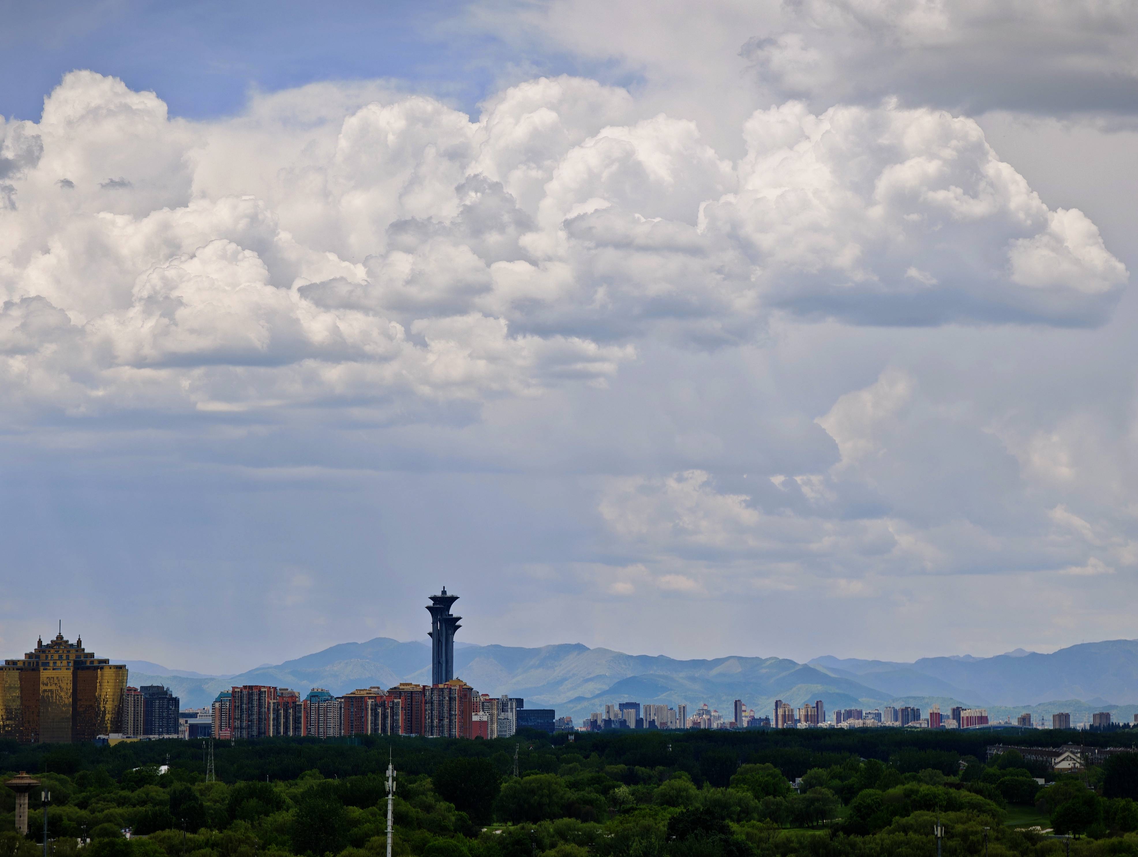 出现“雨幡”奇景，北京今天的云像“天空之城”