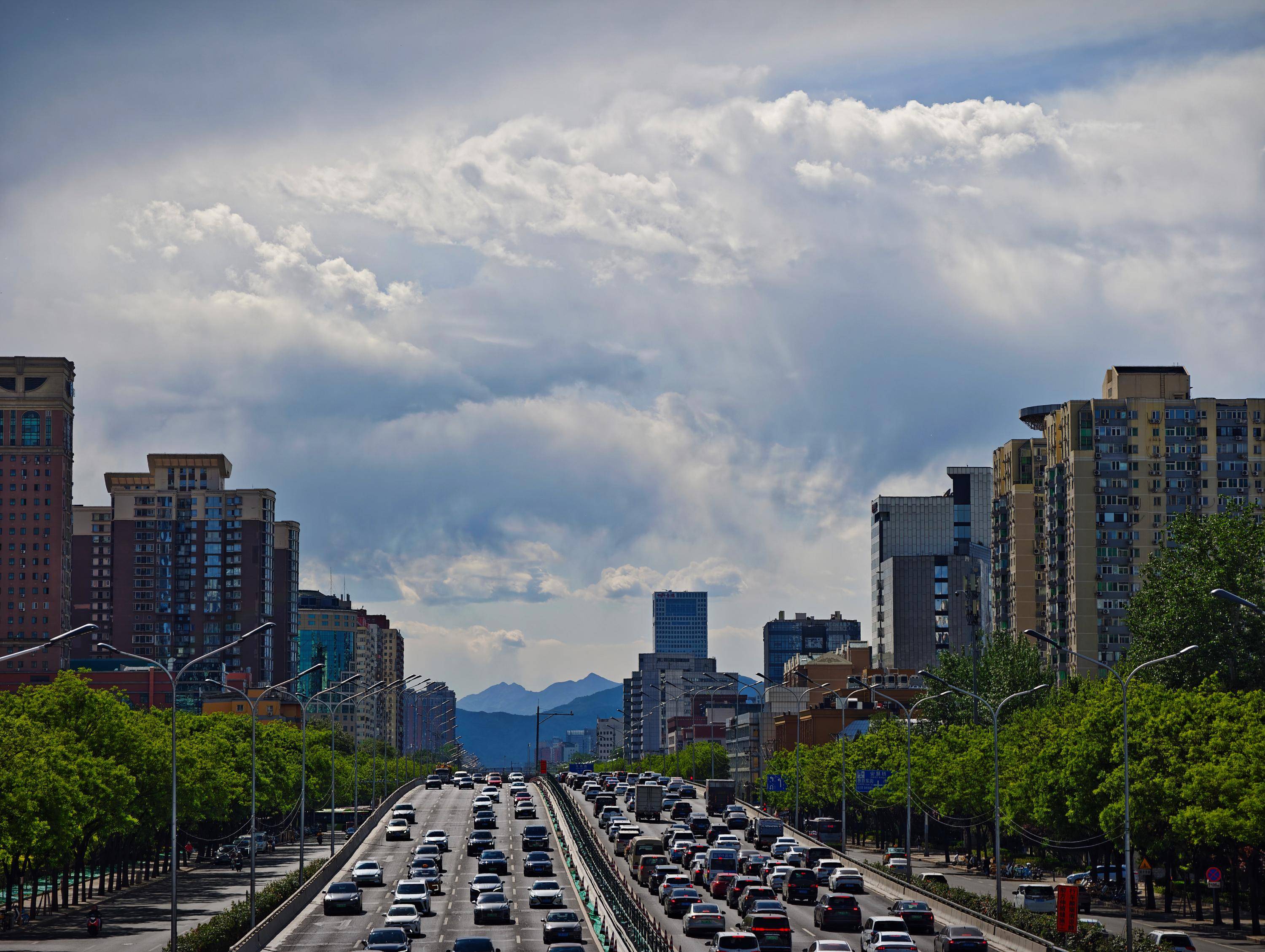 出现“雨幡”奇景<strong></p>
<p>盐湖股份股票</strong>，北京今天的云像“天空之城”